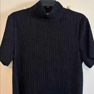 Leslie Rose Black Ribbed Short Sleeve Top